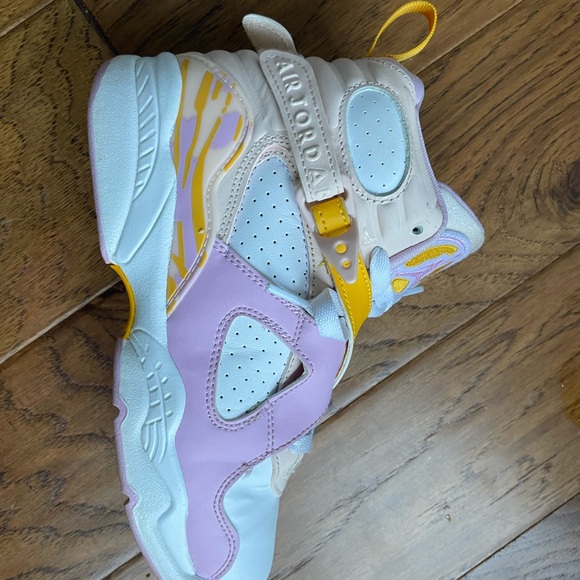 Back to school - like new girl’s AIR JORDAN 8 RETRO GS
"Arctic Punch" in size 4 - Picture 5 of 10